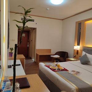 Standard Zimmer mit Kingsize-Bett